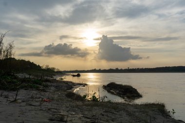 Bangladeş 'in Gorai-Madhumati nehri. Nehirdeki kum. Nehirdeki günbatımının arka plan görüntüsü. Bangladeş 'in nehir doğası.