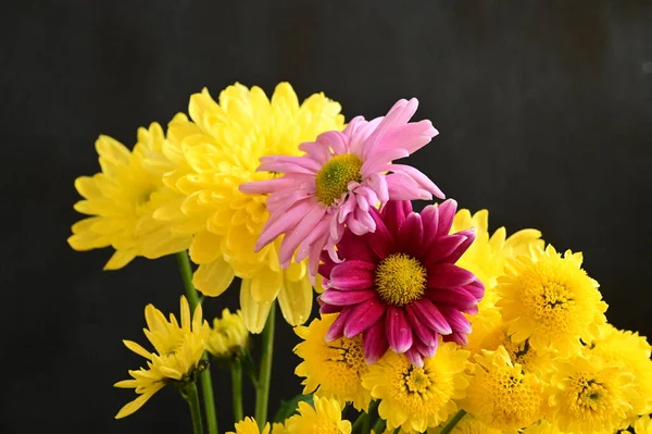 Желтые Розовые Цветы Черном Фоне — стоковое фото