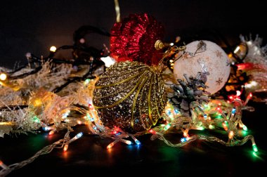 Baloncuklu ve çelenkli Noel süslemesi 