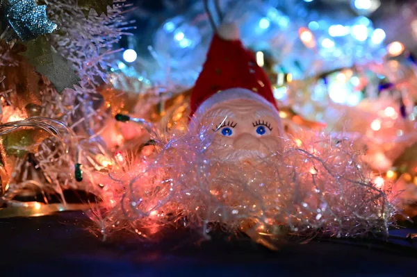 圣诞背景下的圣爪玩具 — 图库照片