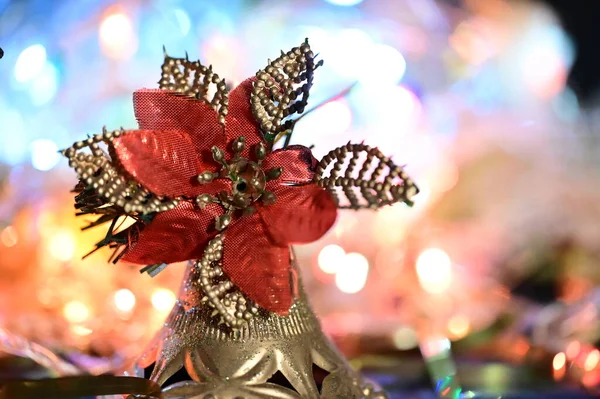 Karácsonyi Dekoráció Bronz Harang Elmosódott Bokeh Háttér — Stock Fotó