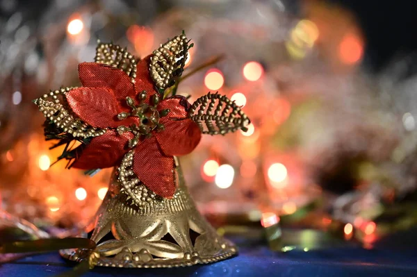 Рождественское Украшение Бронзовый Колокол Размытом Фоне Боке — стоковое фото
