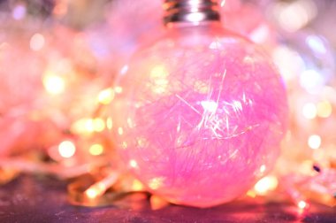 Noel süslerinin Noel ağacındaki görüntüsünü kapat.