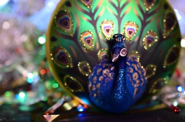 Noel süslerinin Noel ağacındaki görüntüsünü kapat.