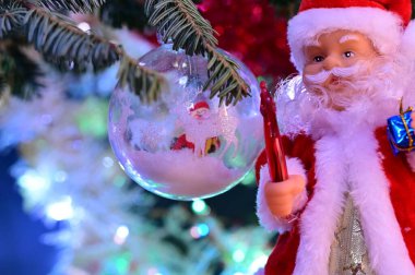 Noel Baba 'yla Noel süslemelerini kapat.