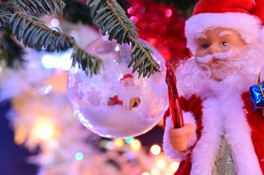 Noel Baba 'yla Noel süslemelerini kapat.