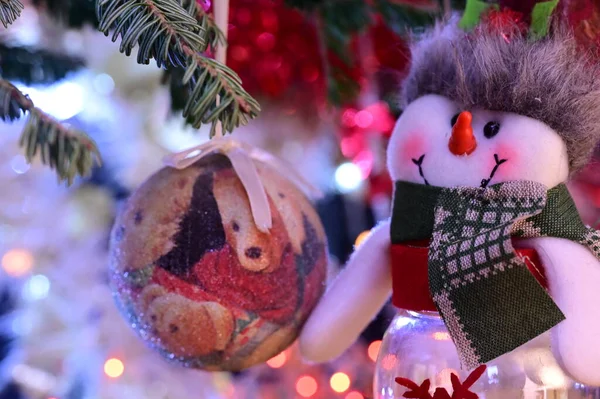 Close Uma Decoração Natal Com Boneco Neve Engraçado — Fotografia de Stock