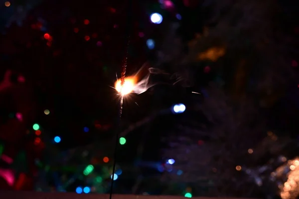 스파클러 크리스마스 어두운 배경에 — 스톡 사진