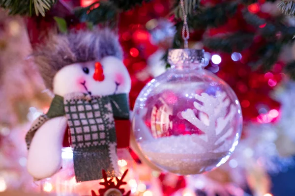 圣诞树装饰和雪人玩具 — 图库照片