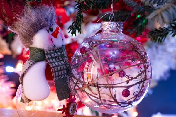 Χριστουγεννιάτικο Δέντρο Διακόσμηση Και Παιχνίδι Χιονάνθρωπος — Φωτογραφία Αρχείου