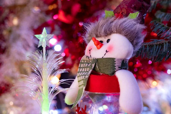 Weihnachtsdekoration Mit Schneemannspielzeug Und Baum — Stockfoto