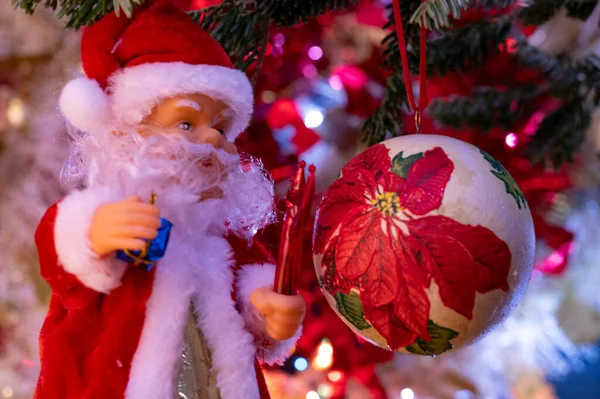节假日背景下的圣诞老人和圣诞玩具 — 图库照片