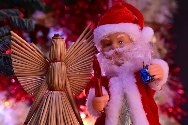 圣诞装饰与桑塔爪和稻草天使玩具 — 图库照片
