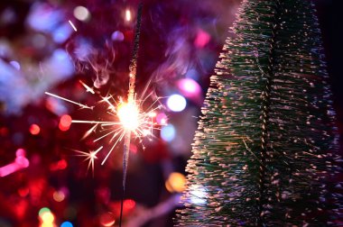 Noel ağacı ve maytap süslemesi