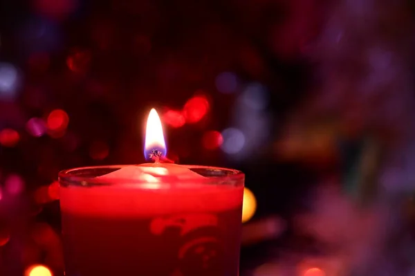 Kerze Brennt Auf Weihnachtlichem Hintergrund — Stockfoto