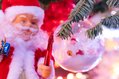 Noel Baba ve Noel oyuncağı tatil arka planında