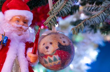 Noel Baba ve Noel oyuncağı tatil arka planında