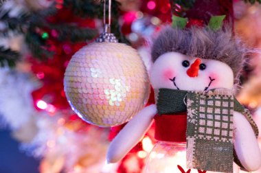 Noel ağacı süslemesi ve kardan adam oyuncağı 