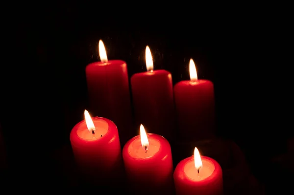 Brennende Rote Kerzen Dunkeln — Stockfoto