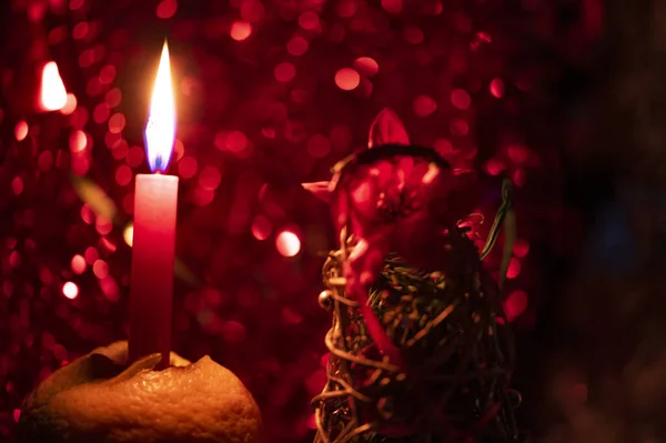Kerstversiering Met Brandende Kaarsen Close Uitzicht Feestelijke Achtergrond — Stockfoto