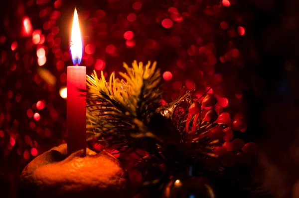 Vánoční Dekorace Hořícími Svíčkami Zblízka Pohled Slavnostní Pozadí — Stock fotografie
