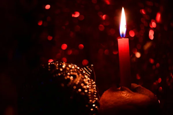 Weihnachtsdekoration Mit Brennenden Kerzen Nahsicht Festlicher Hintergrund — Stockfoto