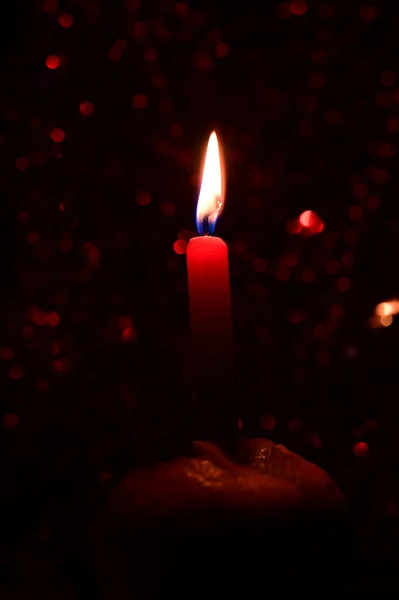 Горящие Свечи Красном Размытом Боке — стоковое фото