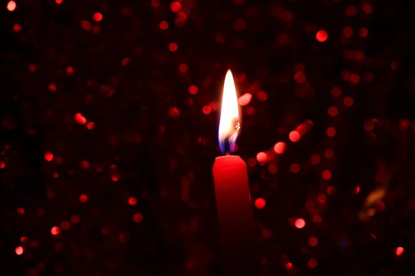 Αναμμένα Κεριά Κόκκινο Θολό Φόντο Bokeh — Φωτογραφία Αρχείου