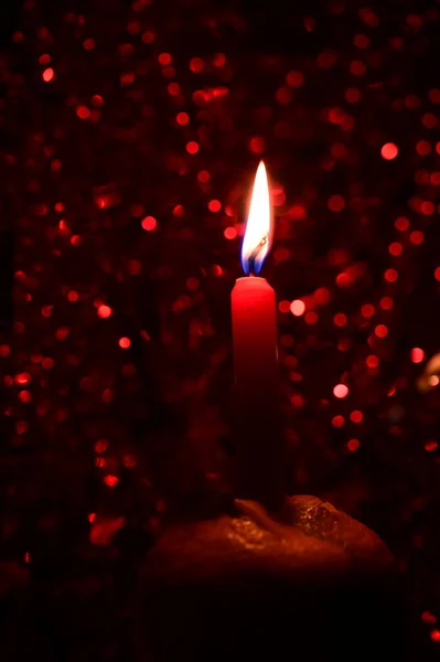 Горящие Свечи Красном Размытом Боке — стоковое фото