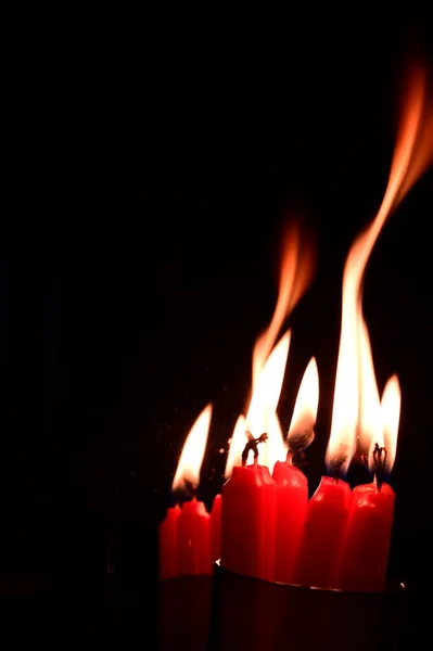 Brinnande Röda Ljus Mörkret — Stockfoto