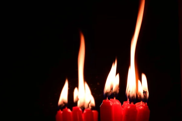 Brennende Rote Kerzen Dunkeln — Stockfoto