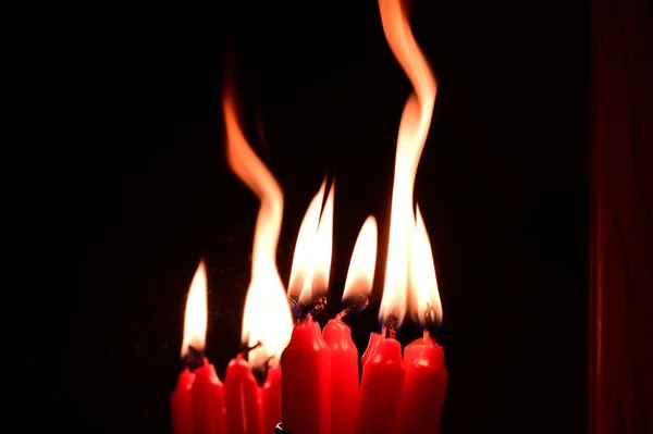 속에서 불타는 촛불들 — 스톡 사진