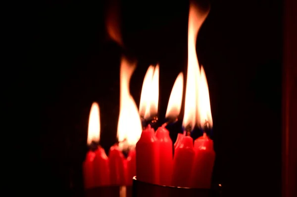 Καίει Κόκκινα Κεριά Στο Σκοτάδι — Φωτογραφία Αρχείου
