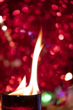 Kırmızı bulanık bokeh arkaplanda mum yakmak