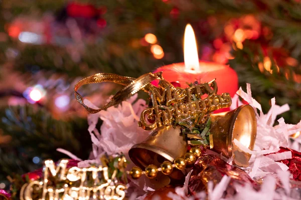 Vánoční Dekorace Hořícími Svíčkami Zblízka Pohled Slavnostní Pozadí — Stock fotografie