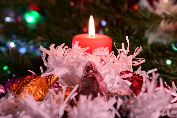 キャンドルを燃やすクリスマスの装飾 クローズアップビュー お祝いの背景 — ストック写真