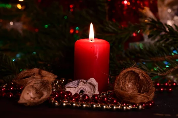 Decorações Natal Com Velas Chamas Vista Perto Fundo Festivo — Fotografia de Stock