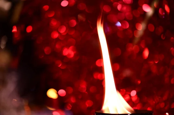 Brandende Kaarsen Rode Wazige Bokeh Achtergrond — Stockfoto