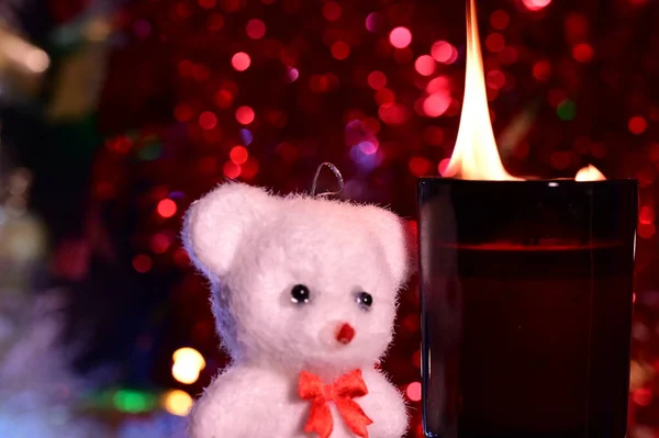 Weihnachtsdekoration Mit Brennenden Kerzen Auf Rot Verschwommenem Bokeh Festlichen Hintergrund — Stockfoto