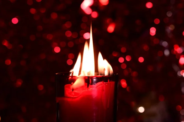 Brennende Kerzen Auf Rotem Verschwommenem Bokeh Hintergrund — Stockfoto