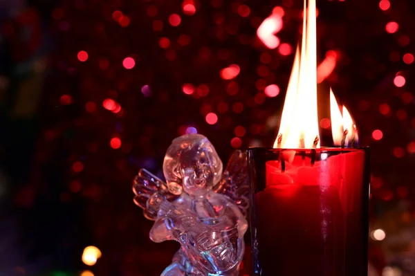 Kerstversieringen Met Brandende Kaarsen Rode Wazig Bokeh Feestelijke Achtergrond — Stockfoto