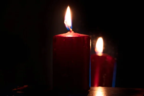 Brandende Rode Kaarsen Het Donker — Stockfoto