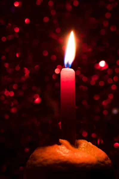 Brennende Kerze Auf Rotem Verschwommenem Bokeh Hintergrund — Stockfoto