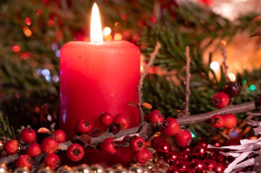 Yanan mumla Noel süslemeleri, yakın görüş, şenlikli arka plan