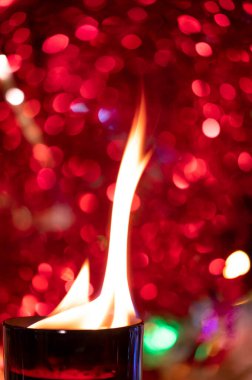 Kırmızı bulanık bokeh arkaplanda mum yakmak