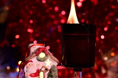 Yanan mumlarla Noel süslemeleri, yakın görüş, şenlikli arka plan