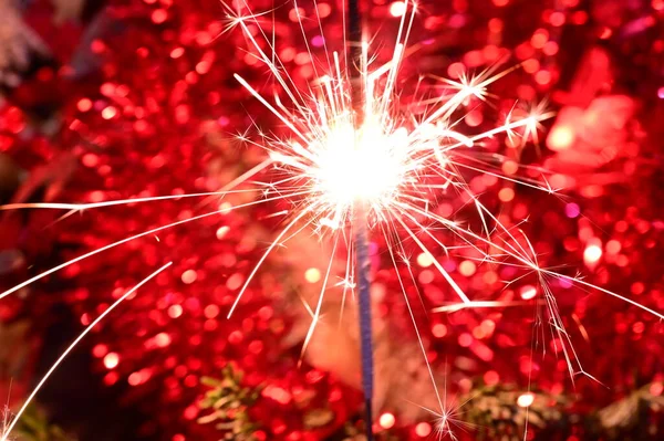 Εορταστική Sparkler Φως Των Χριστουγέννων Κόκκινο Θολή Φόντο Bokeh — Φωτογραφία Αρχείου