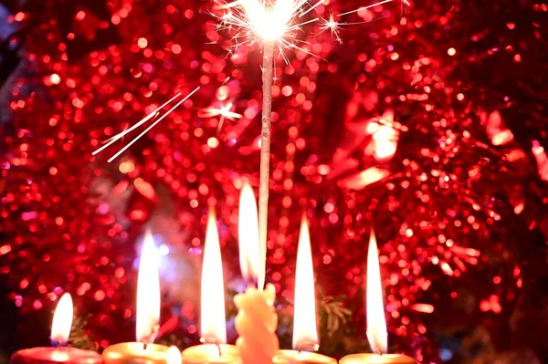 Brandende Kaarsen Sterretjes Kerstmis Nieuwjaarsconcept Feestelijk Arrangement — Stockfoto