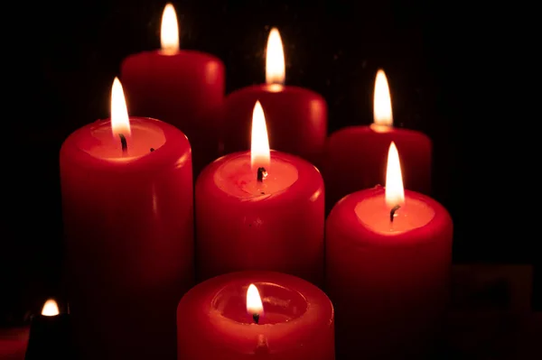 在黑暗中点燃红色的蜡烛 — 图库照片