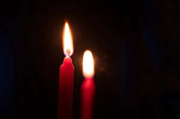 Горящие Красные Свечи Темноте — стоковое фото